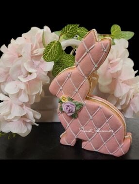 Pink Iced Gingerbread Easter Bunnny Cookie White lattice Resin Figure Decor New